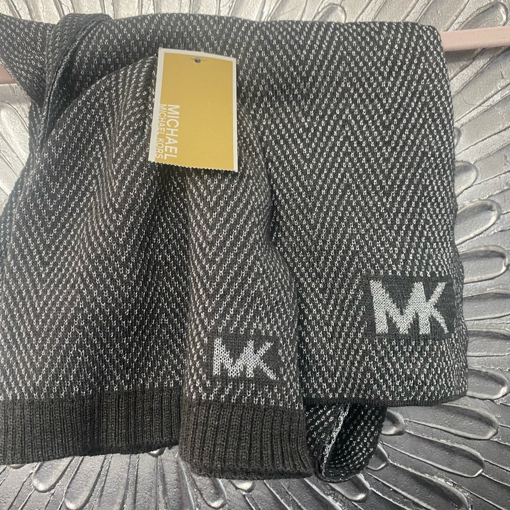 Brand New Michael Kors Black and White Scarf Set with Hat
